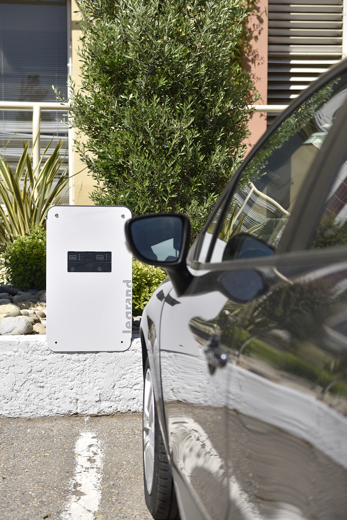 Parking avec borne de recharge électrique